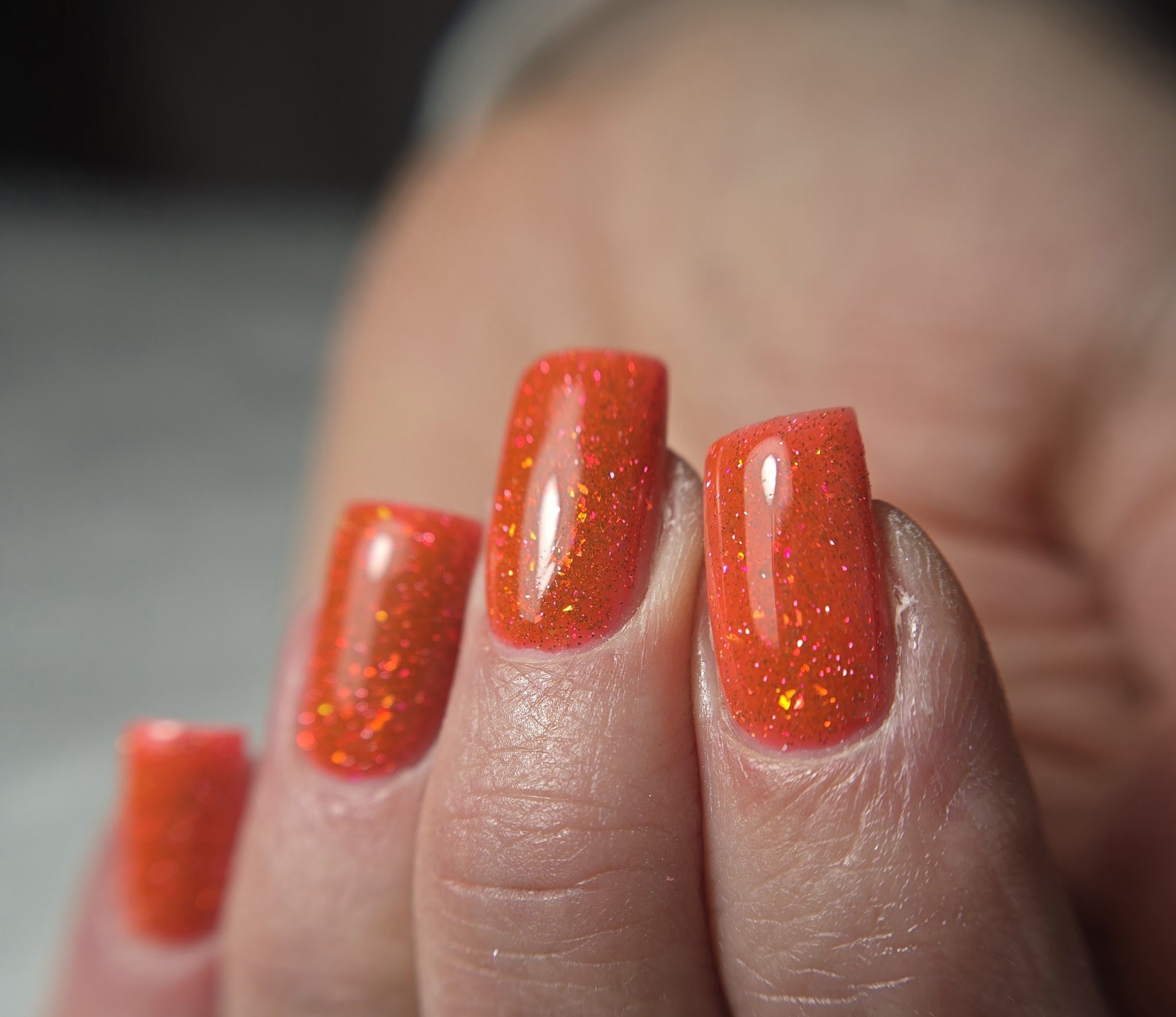 Oranje glittergellak op vierkante nagels