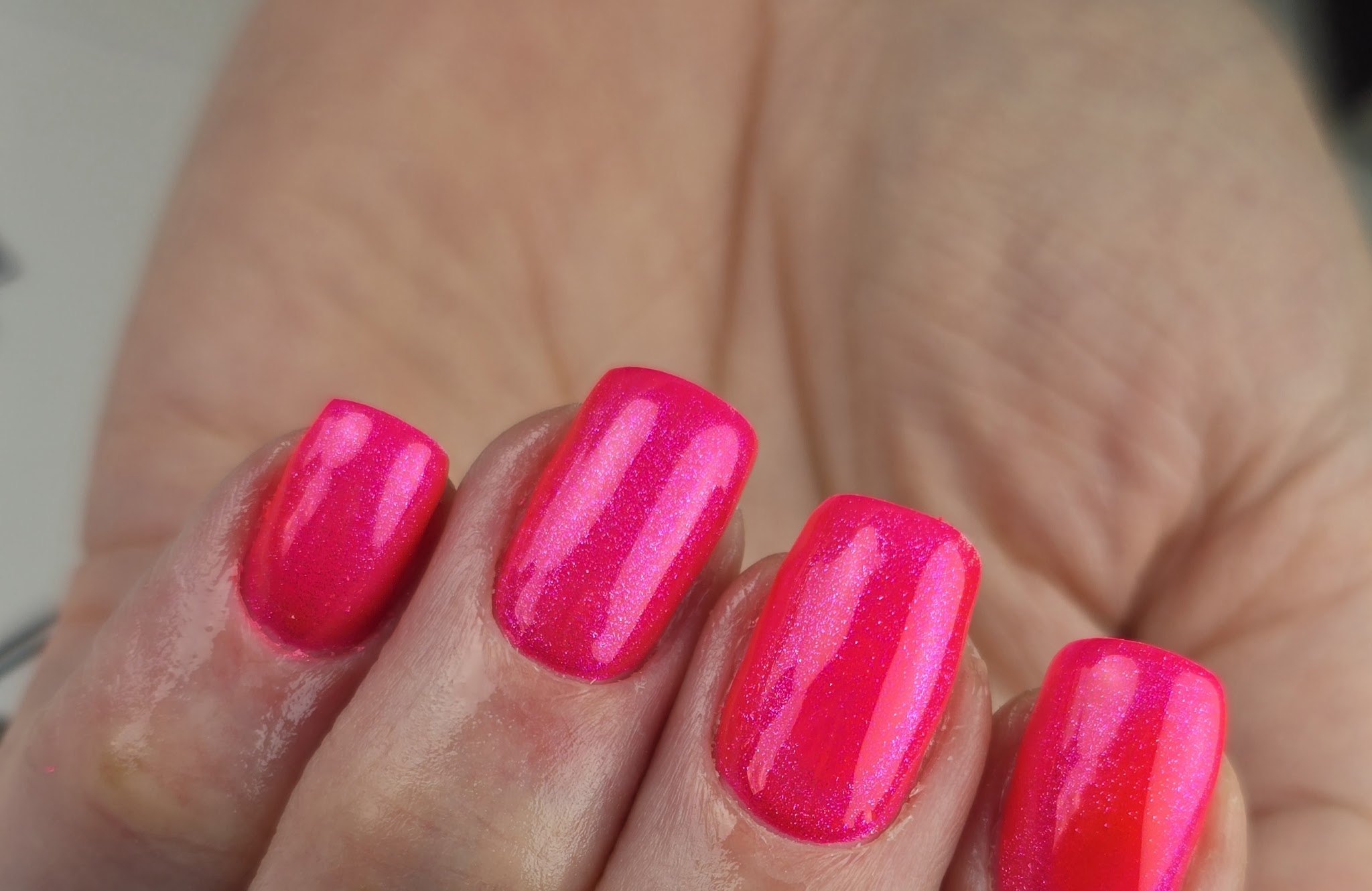 Felroze gelpolish met parelglans op korte nagels