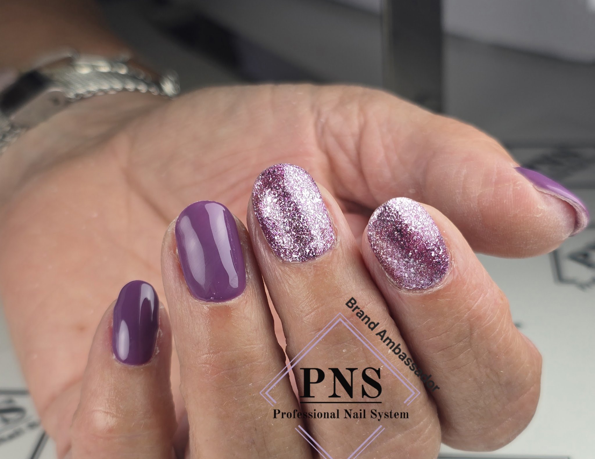 Paarse gellak met twee glitternagels als accent
