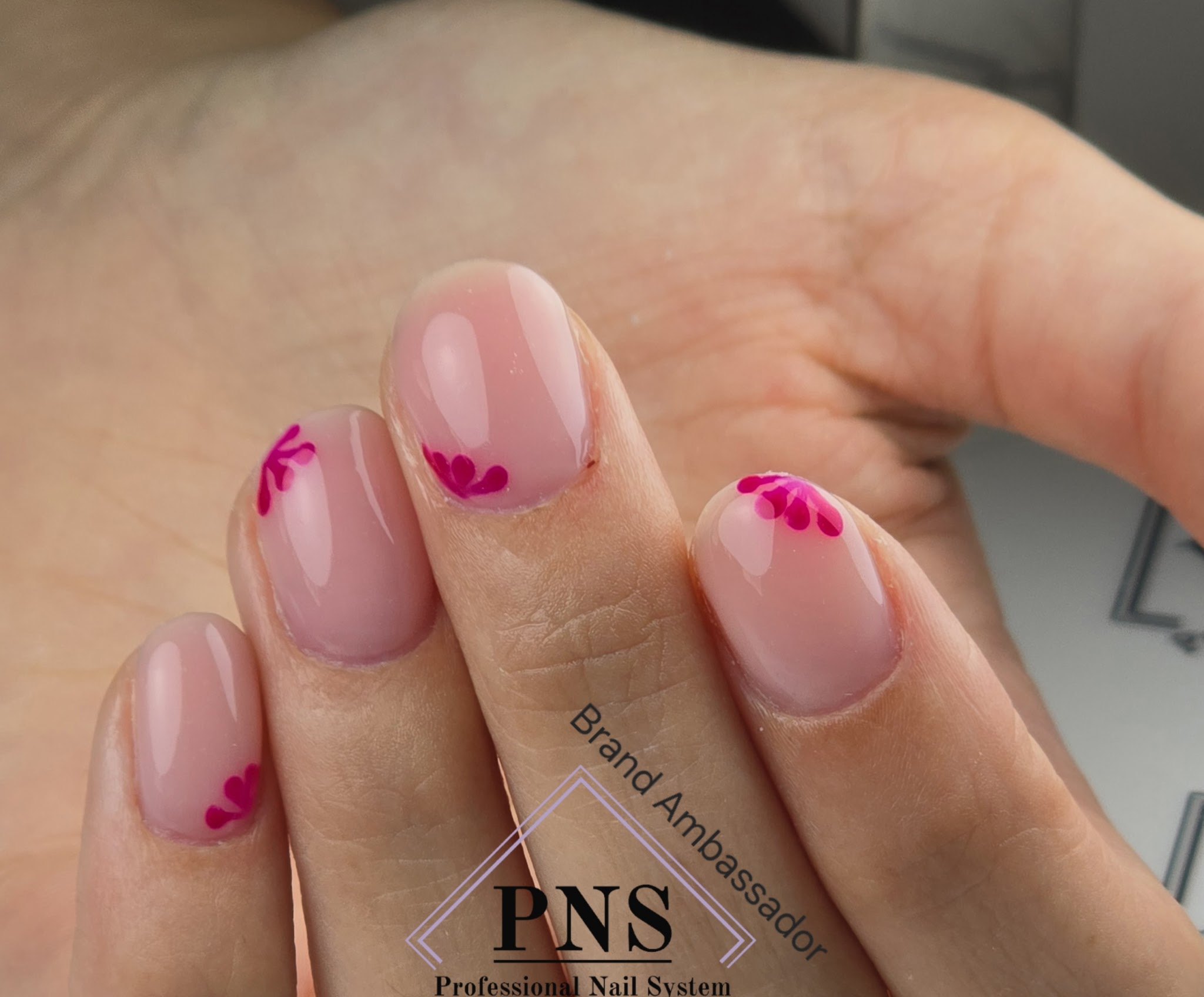 Nude nagels met kleine roze hartjes als nailart
